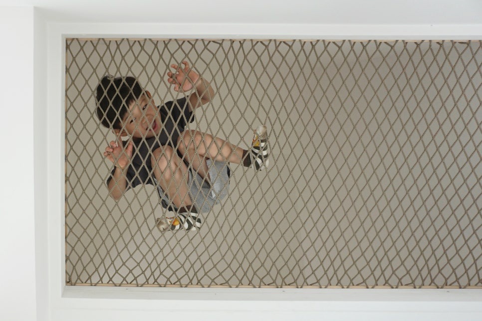그물 해먹 위의 아이