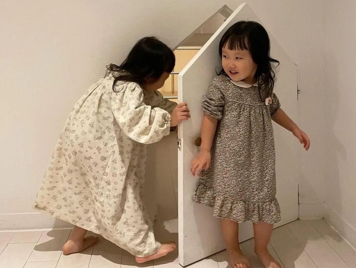 집 모양 문 앞의 자매