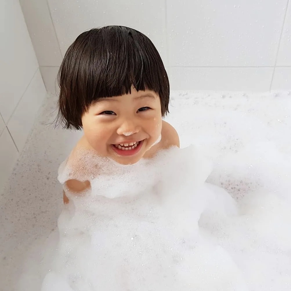 거품 목욕하는 아이