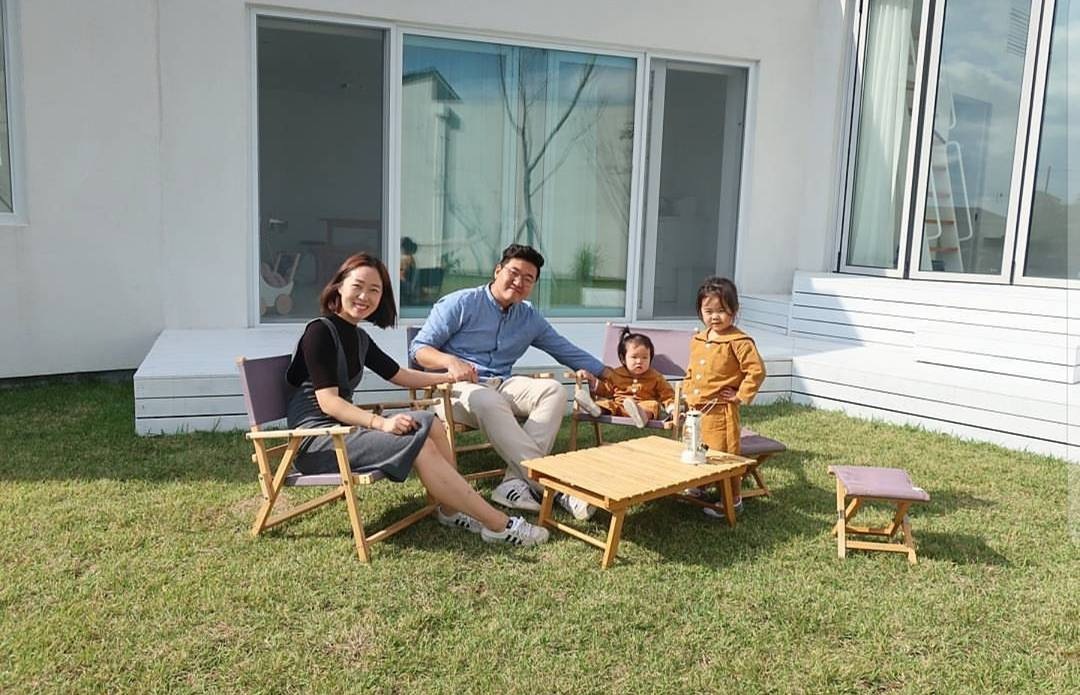 잔디마당 캠핑 의자에 앉은 가족